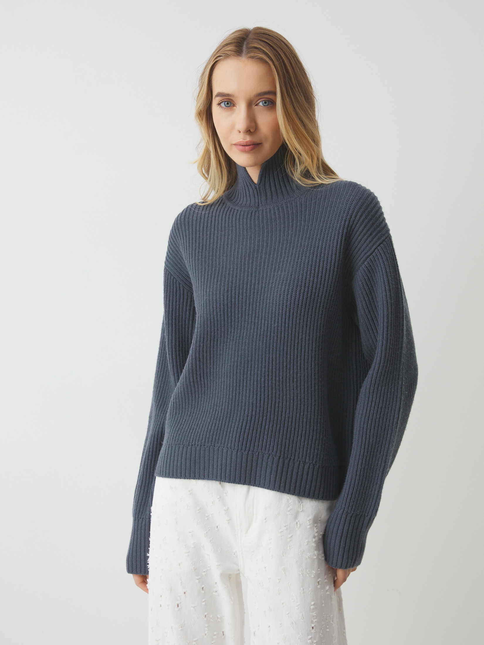 4348 р.  10110 р.  Женский свитер MAISON DAVID