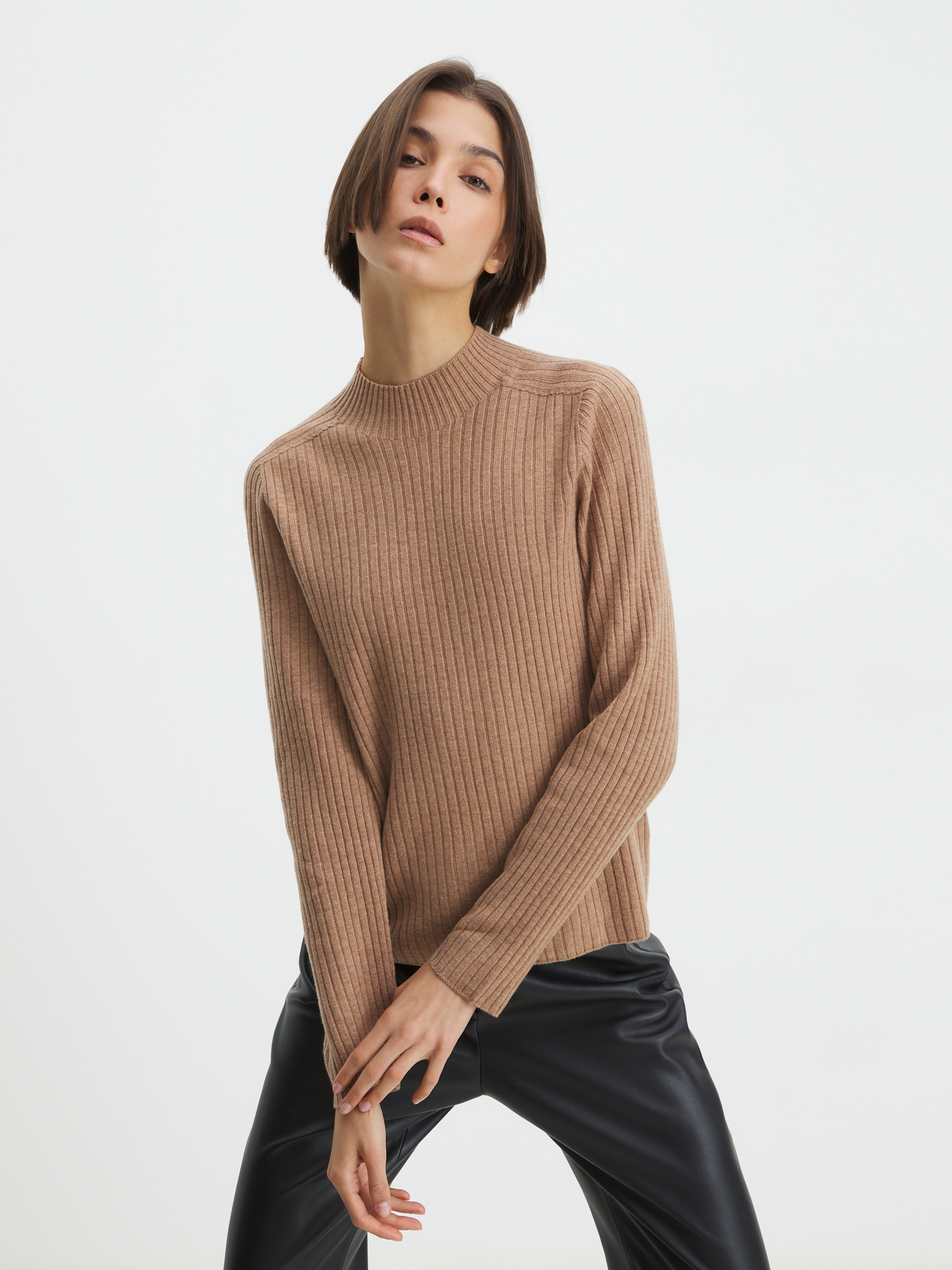 2305 р.  5360 р.  Женский бесшовный джемпер MAISON DAVID