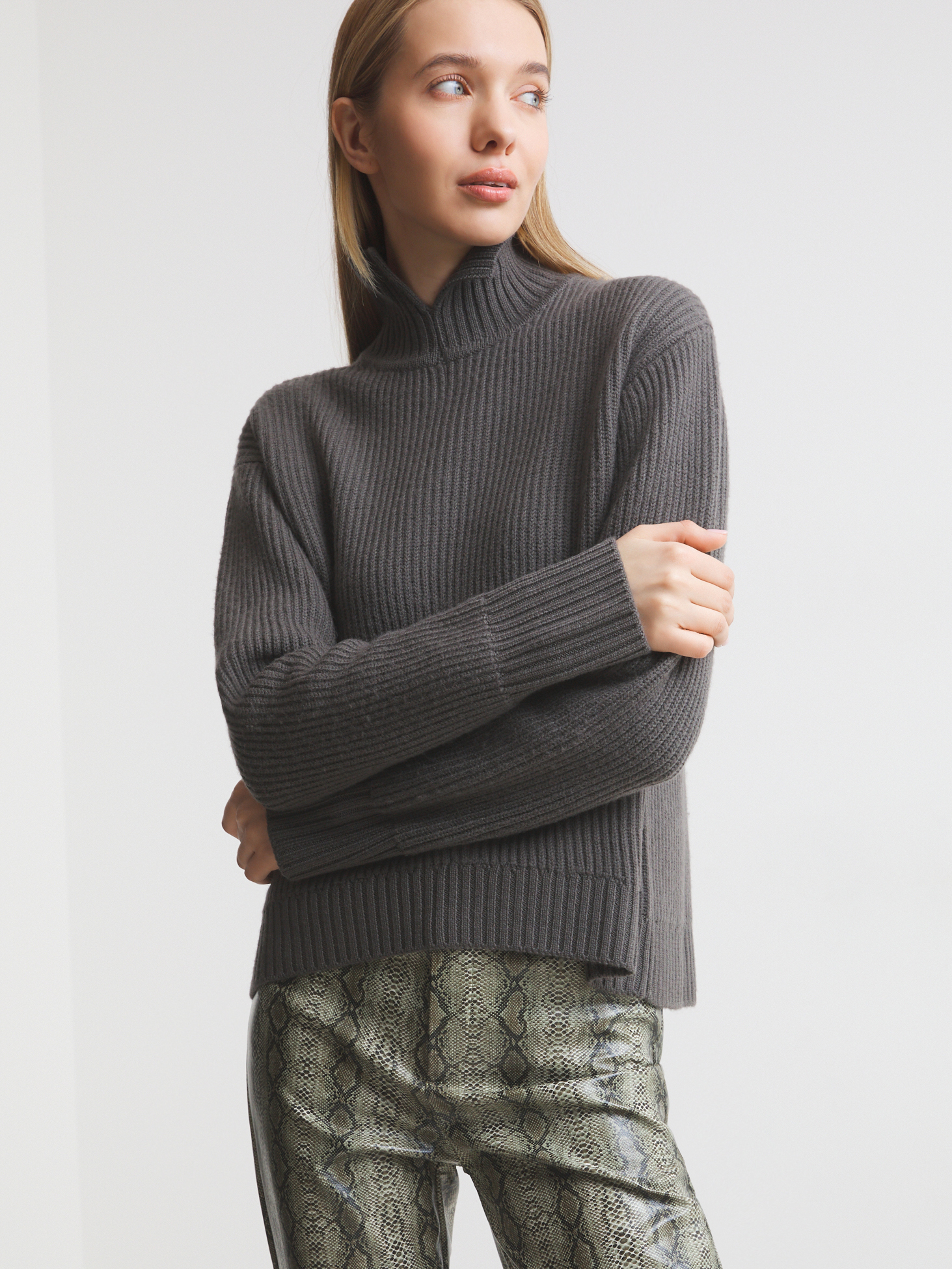 4348 р.  10110 р.  Женский свитер MAISON DAVID