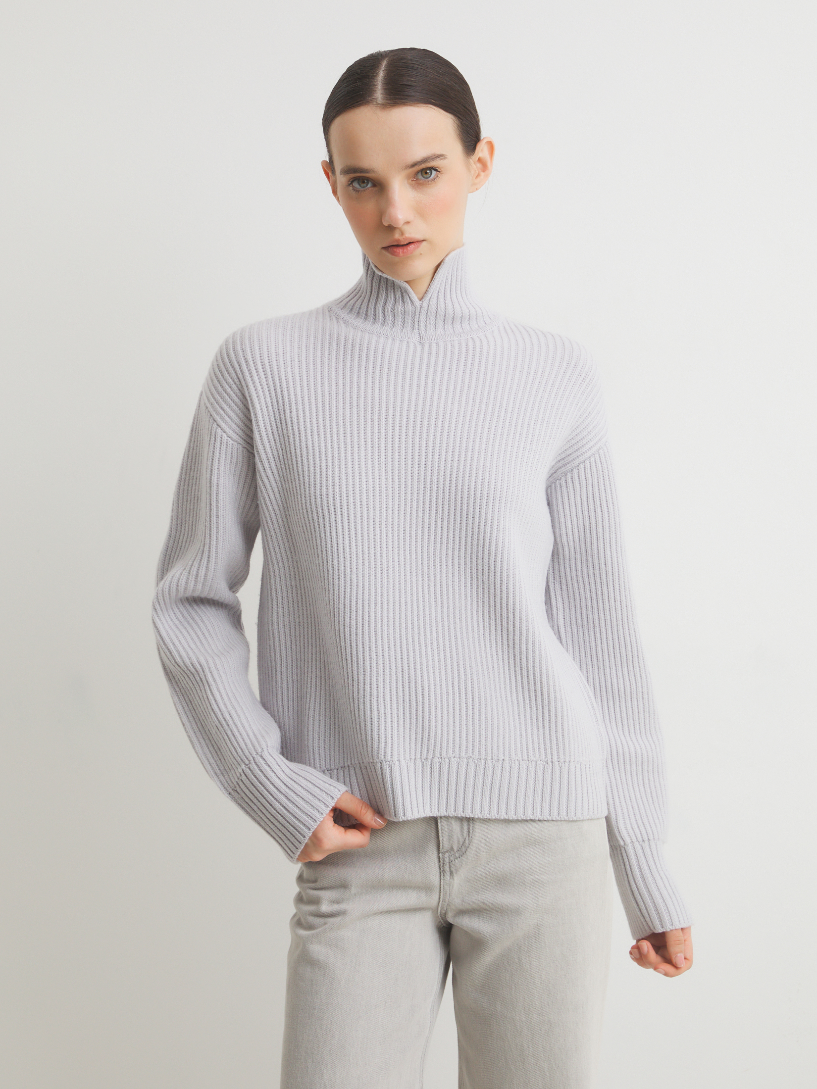 4348 р.  10110 р.  Женский свитер MAISON DAVID