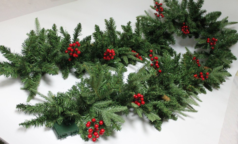 ЛЗ12043 Б/С Лиана 2,8м еловая с гирляндой огней,ягодами и шишками.Литая,ПВХ