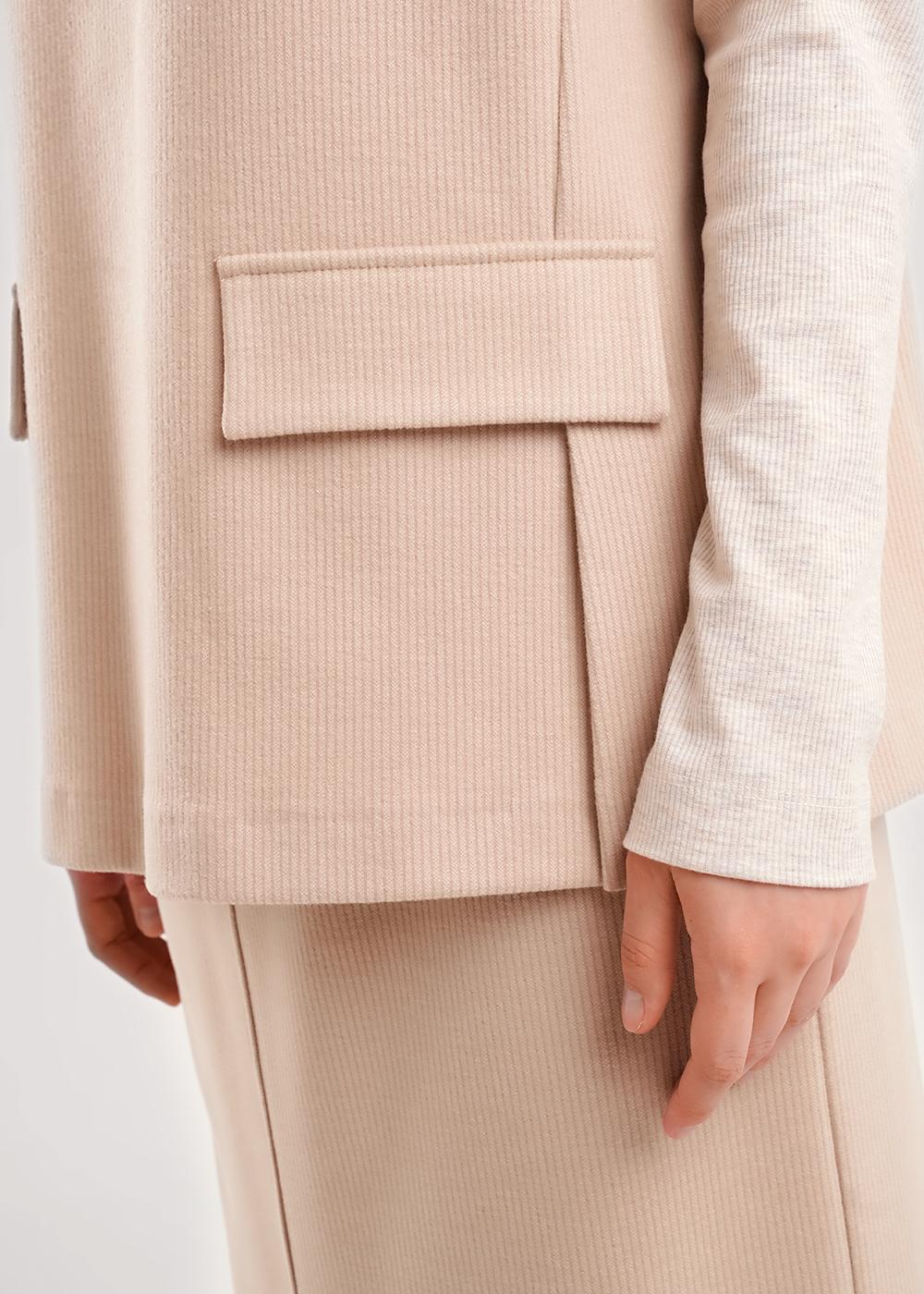 Ст.цена 1580р CLE 157025/190ввэ Жилет женский 157025/190ввэ т.бежевый/св.бежевый