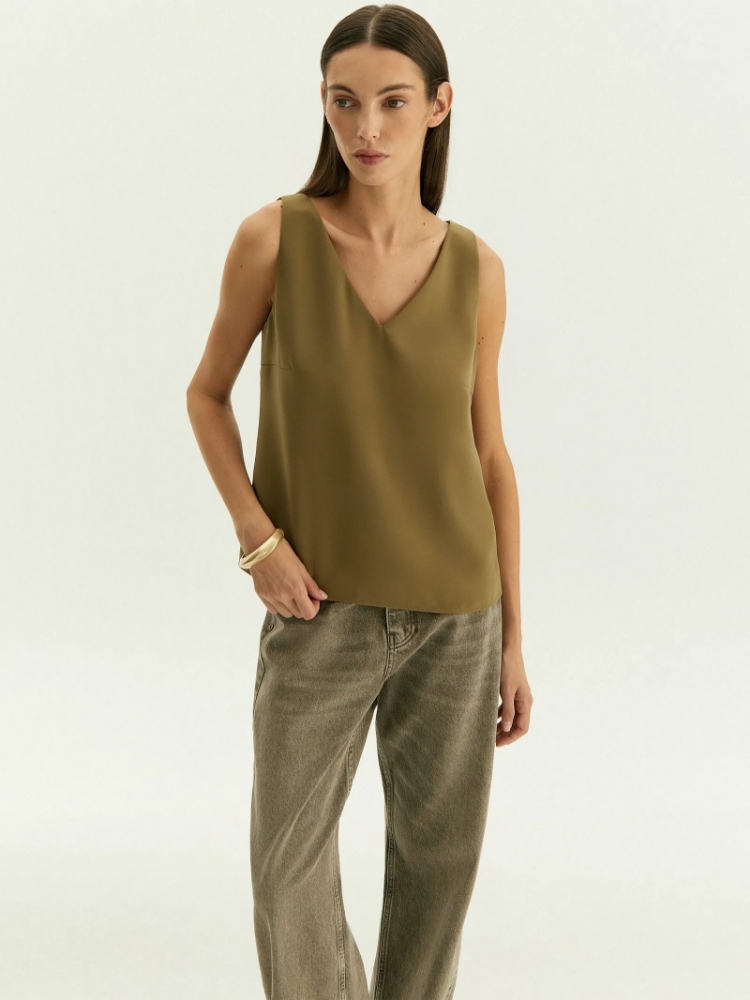 Топ приталенный ,
100% полиэстер ,