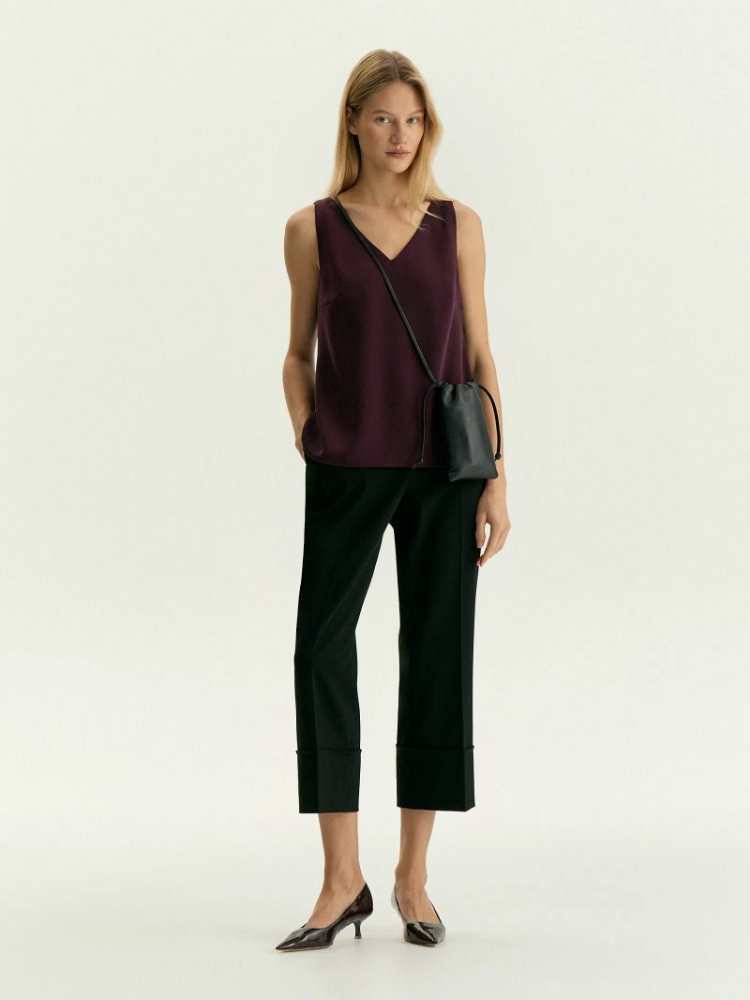 Топ с V образным вырезом ,
100% полиэстер ,