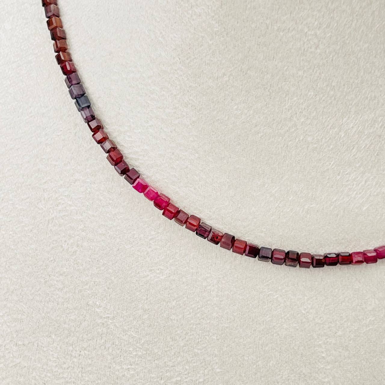 Радуга Самоцветов Колье из Шпинели (градиент)