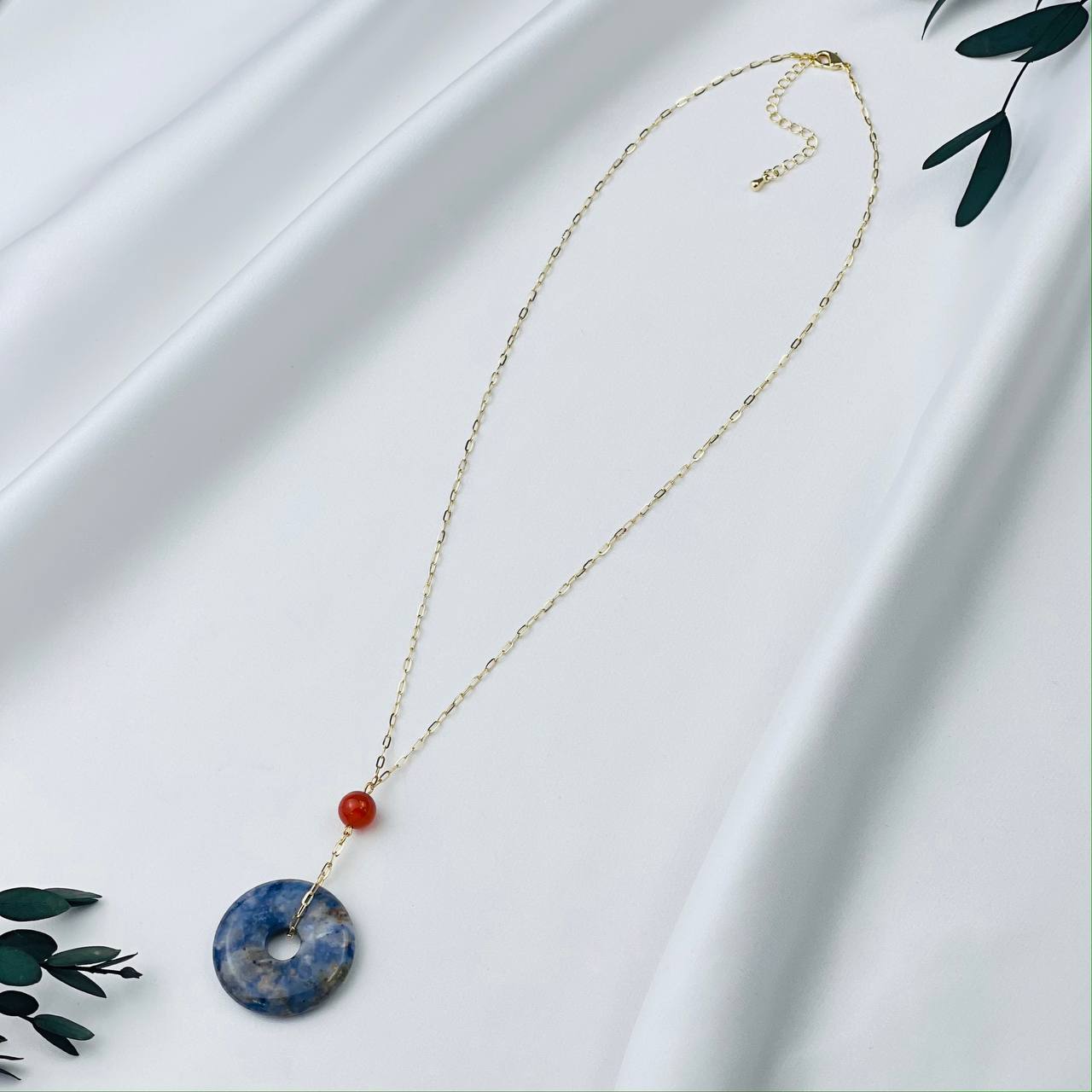 Радуга Самоцветов Кулон на цепочке из Содалита и Сердолика