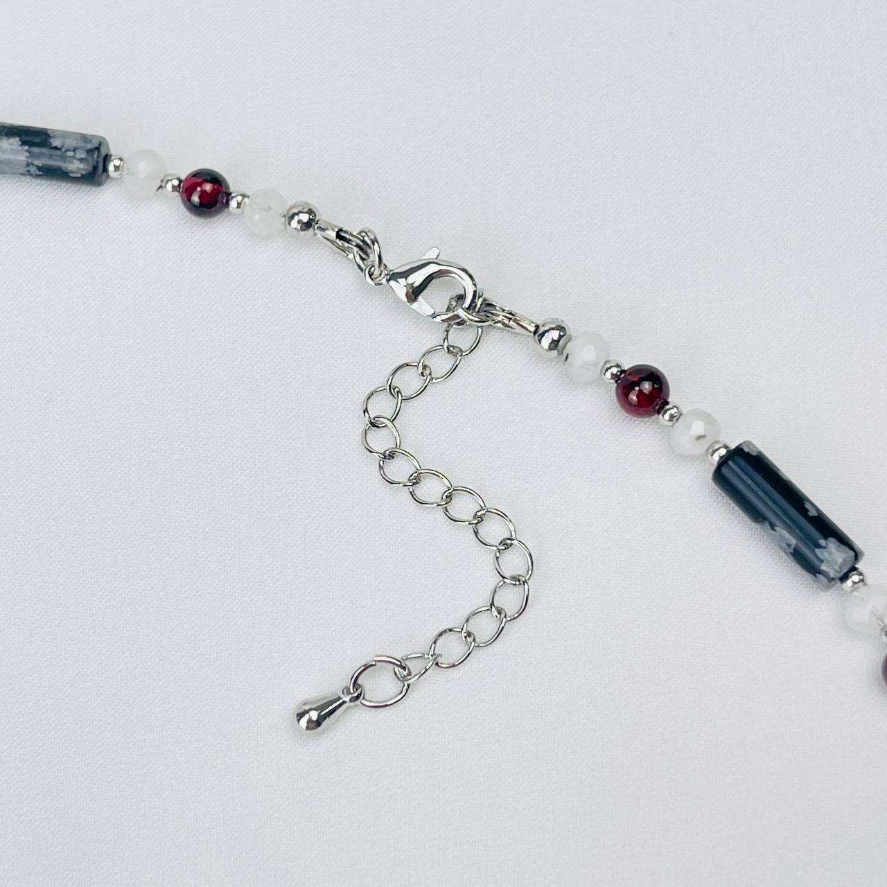 Радуга Самоцветов Колье из снежного Обсидиана, Граната и Лунного камня