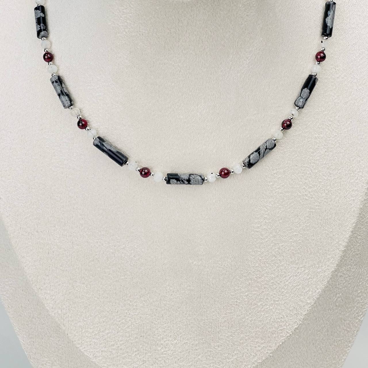 Радуга Самоцветов Колье из снежного Обсидиана, Граната и Лунного камня