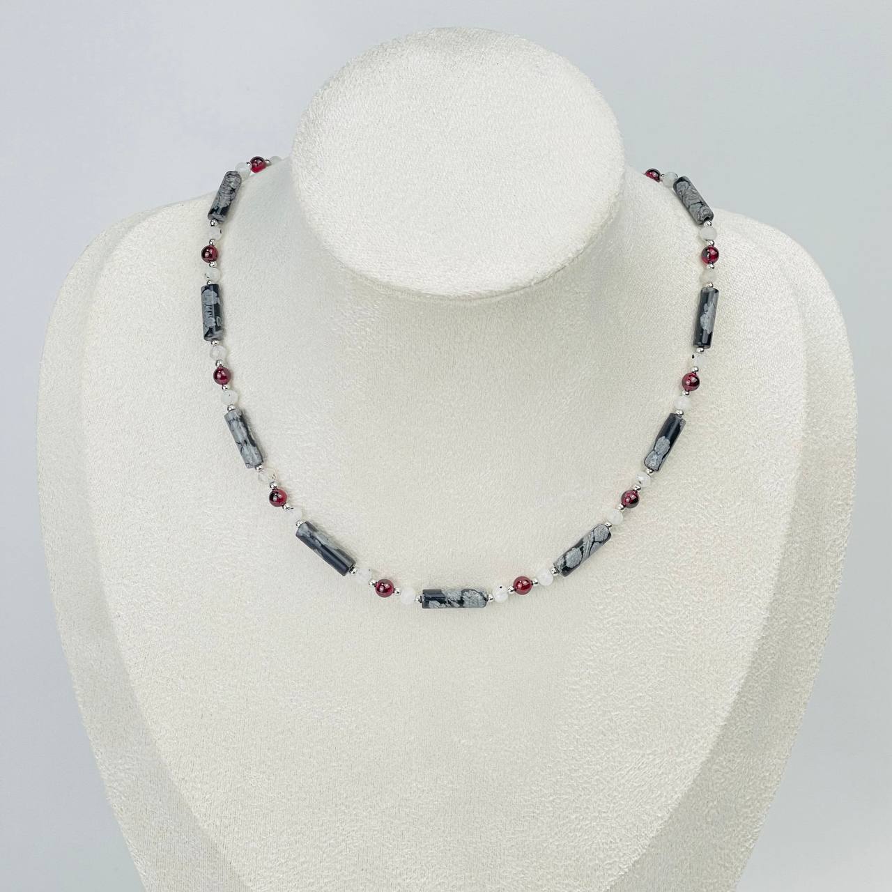 Радуга Самоцветов Колье из снежного Обсидиана, Граната и Лунного камня