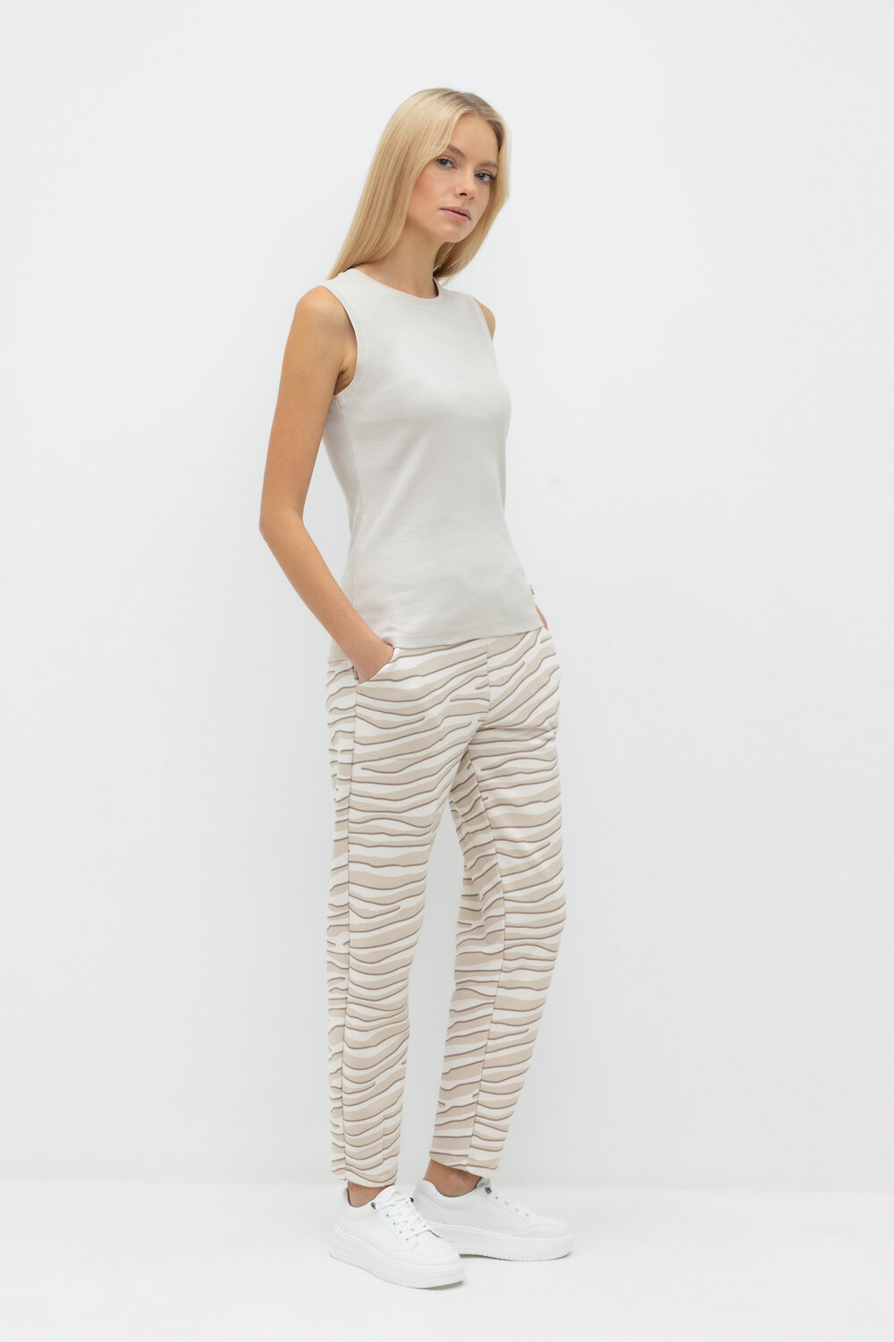 ст. цена2832руб.! VERY NEAT Брюки ЕВТ 4082матовый беж, 3Д зебра