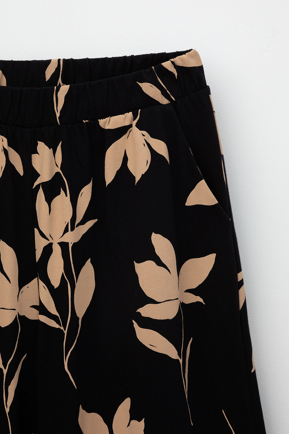 ст. цена2183руб.! VERY NEAT Брюки ЕВТ 4069темный черный, магнолия