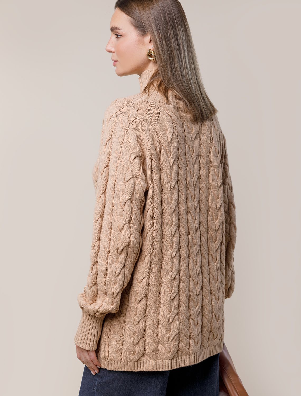 Удлиненный свитер фактурной вязки с узором косы