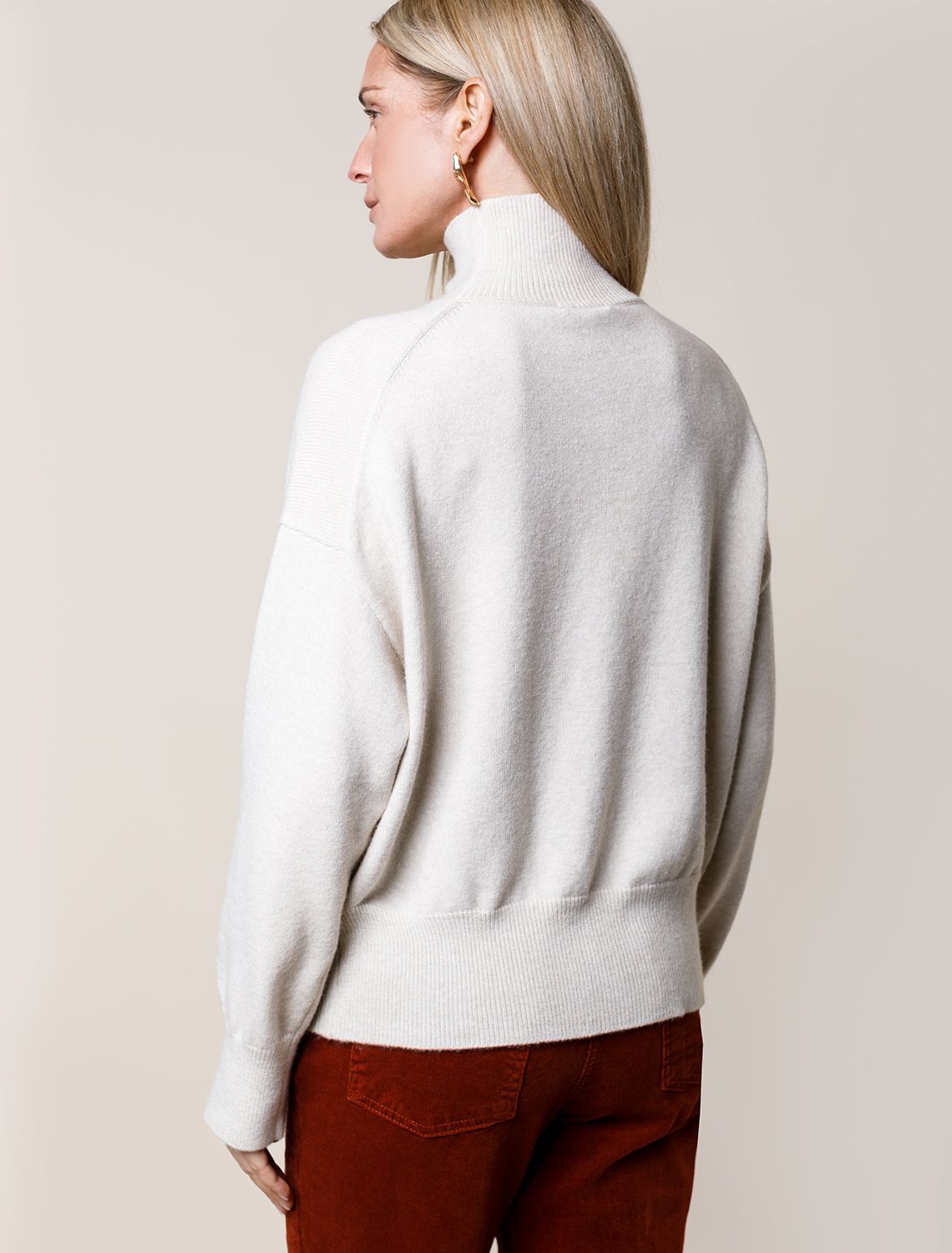 Ст.цена 2290р Свободный свитер с высоким воротом из мягкой пряжи с кашемиром D34.206 овсяный меланж