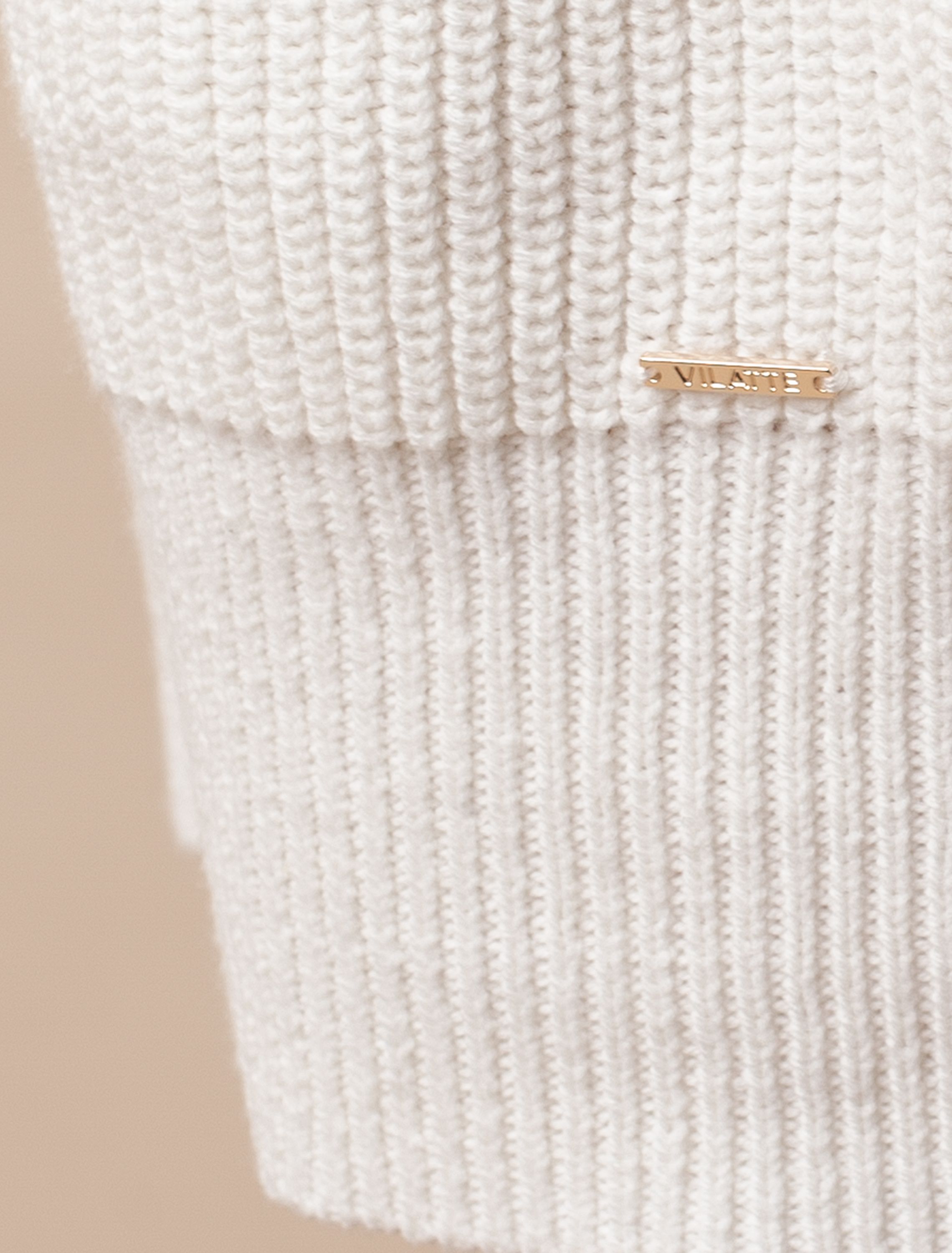 Ст.цена 3190р Удлиненный джемпер крупной вязки с узорными линиями и молнией D39.613 белый