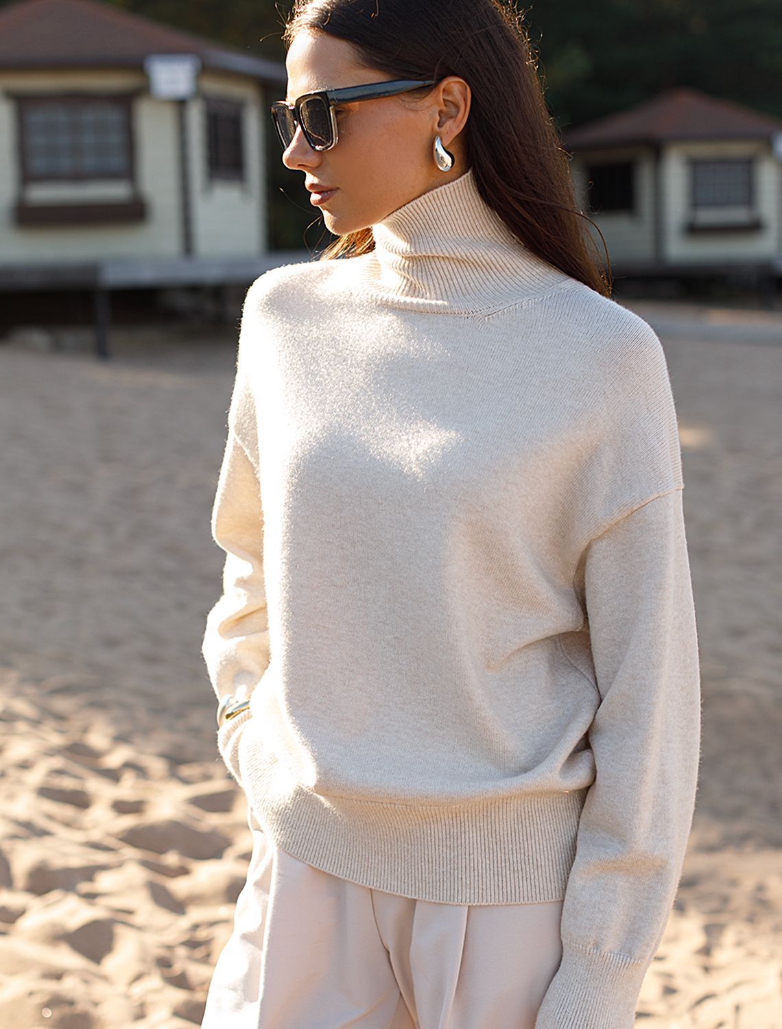 Ст.цена 2290р Свободный свитер с высоким воротом из мягкой пряжи с кашемиром D34.206 овсяный меланж