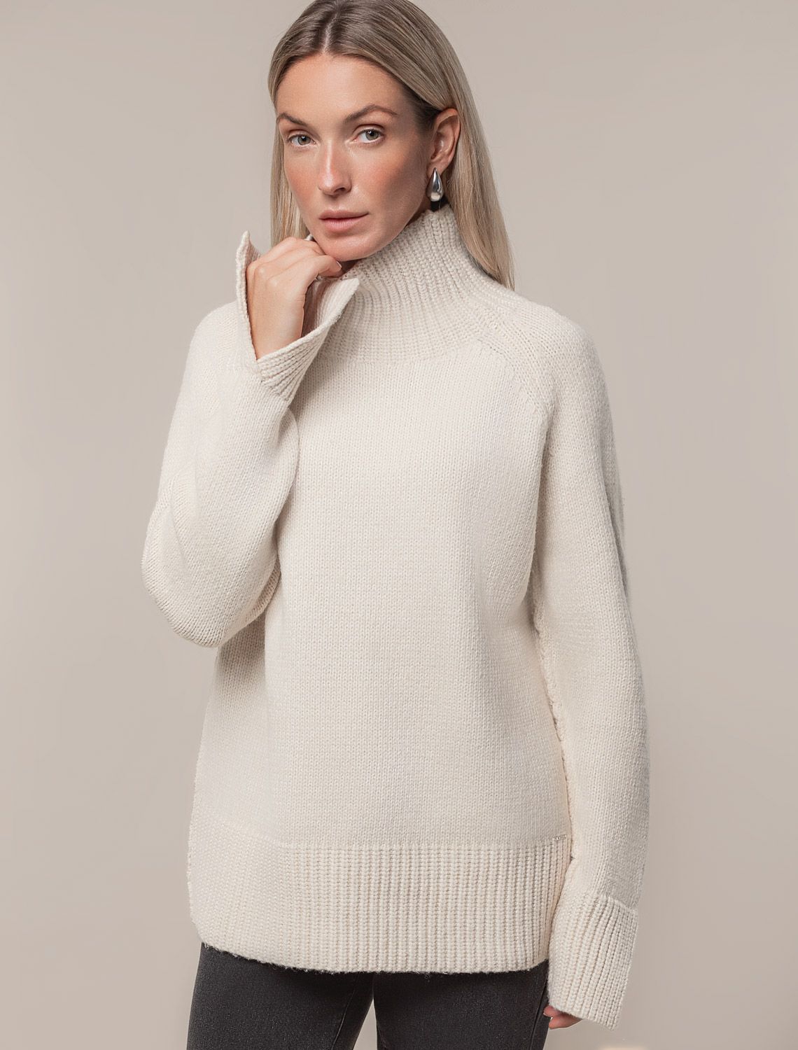 Ст.цена 2750р Свитер крупной вязки из уютной пряжи с ангорой и мохером D34.195 овсяный меланж