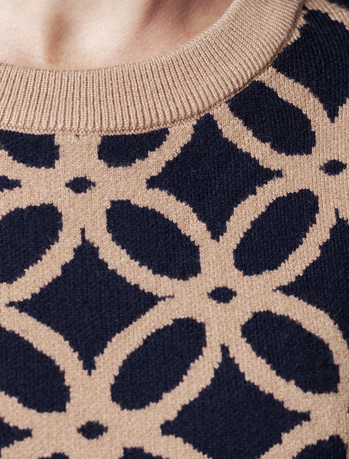 Ст.цена 2690р Джемпер жаккардовой вязки с кашемиром D39.309 синий-бежевый