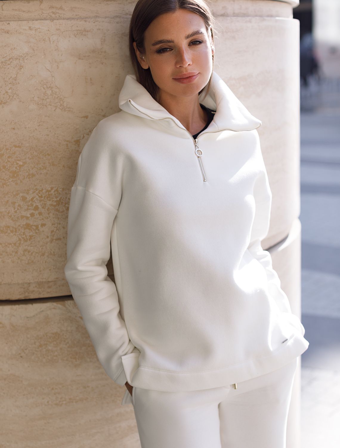 Ст.цена 2390р Джемпер из премиального футера трехнитки с начесом D49.060 белый