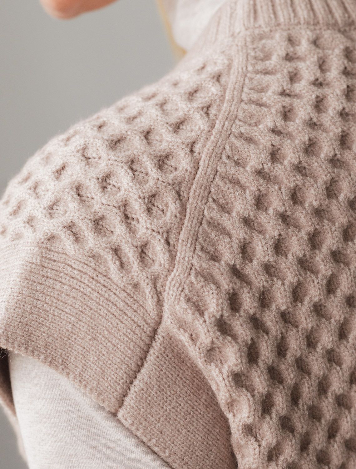 Ст.цена 2590р Удлиненный жилет из пряжи с кашемиром D37.018 макиато меланж