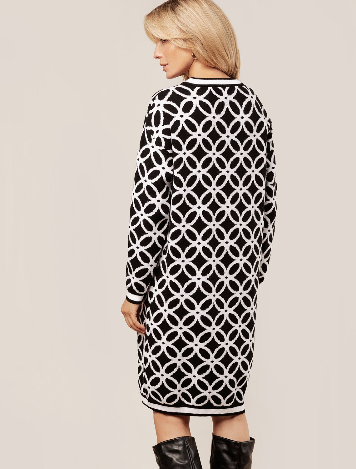 Ст.цена 3390р Платье жаккардовой вязки с кашемиром D32.056 черный-белый