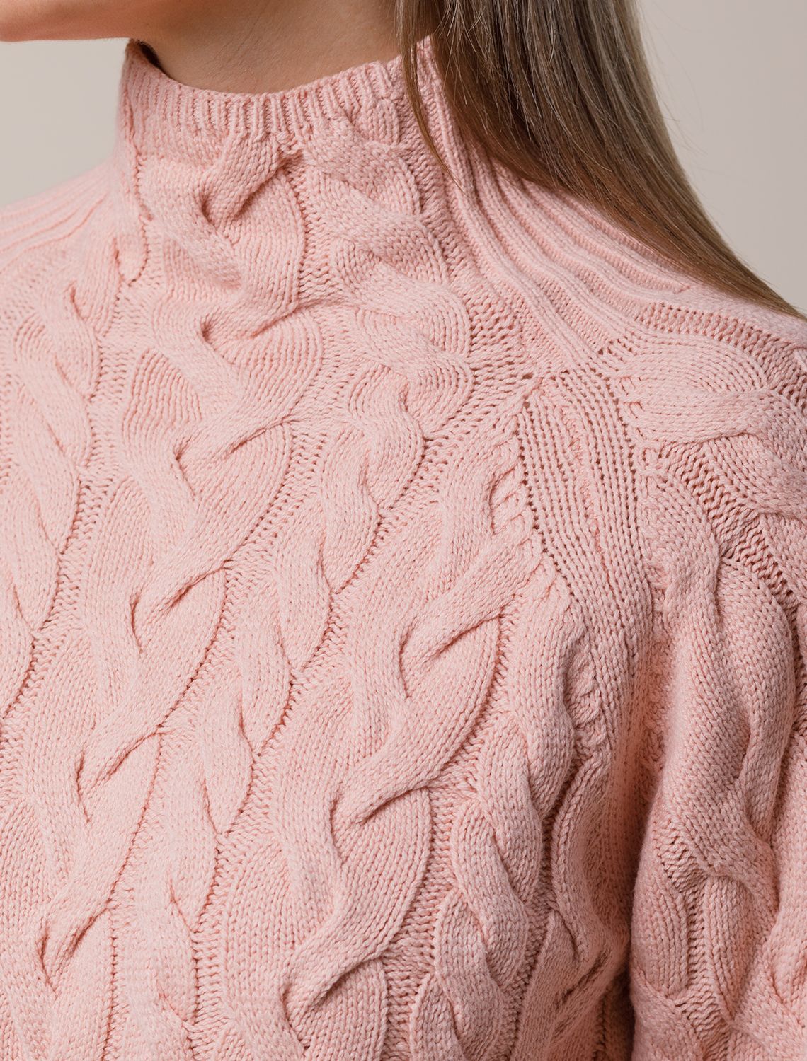 Ст.цена 2790р Удлиненный свитер фактурной вязки с узором косы D34.188 пудровый