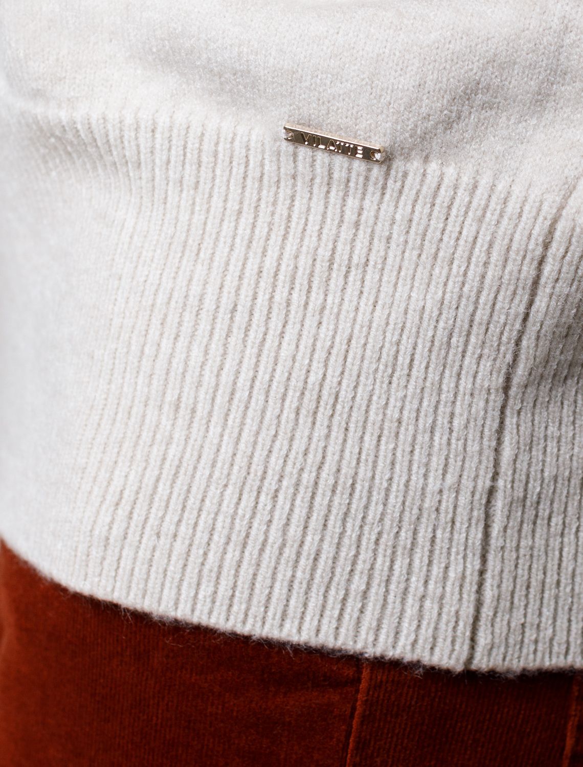 Ст.цена 2290р Свободный свитер с высоким воротом из мягкой пряжи с кашемиром D34.206 овсяный меланж