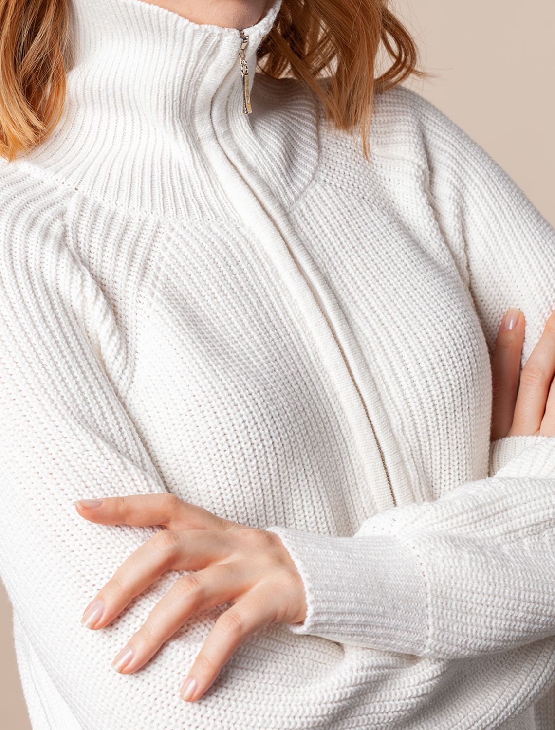 Ст.цена 3190р Удлиненный джемпер крупной вязки с узорными линиями и молнией D39.613 белый