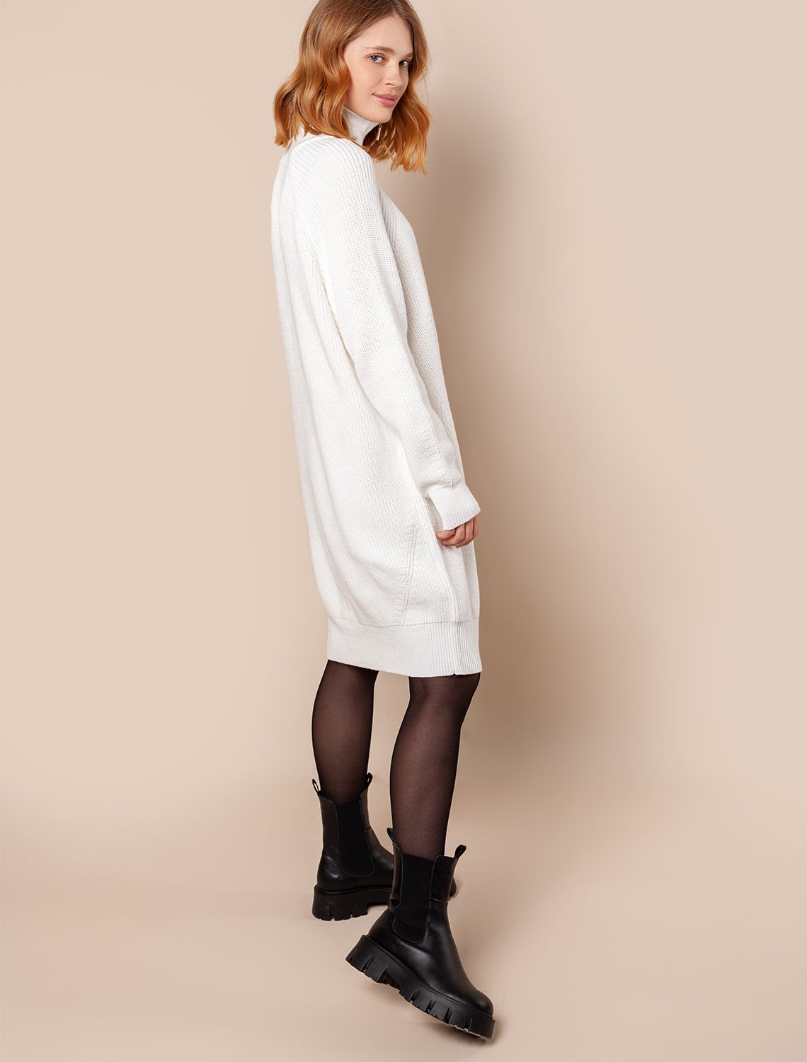 Ст.цена 3190р Удлиненный джемпер крупной вязки с узорными линиями и молнией D39.613 белый