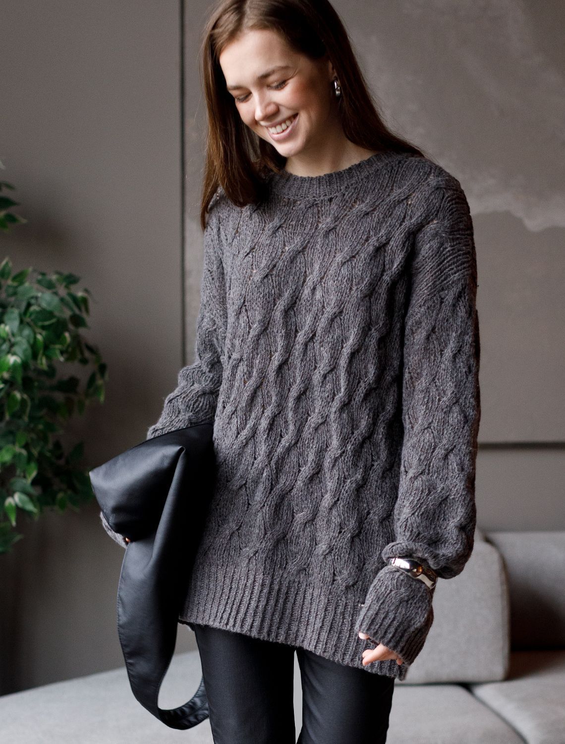 Ст.цена 2590р Джемпер крупной вязки из уютной пряжи с ангорой и мохером D39.333 кофе меланж