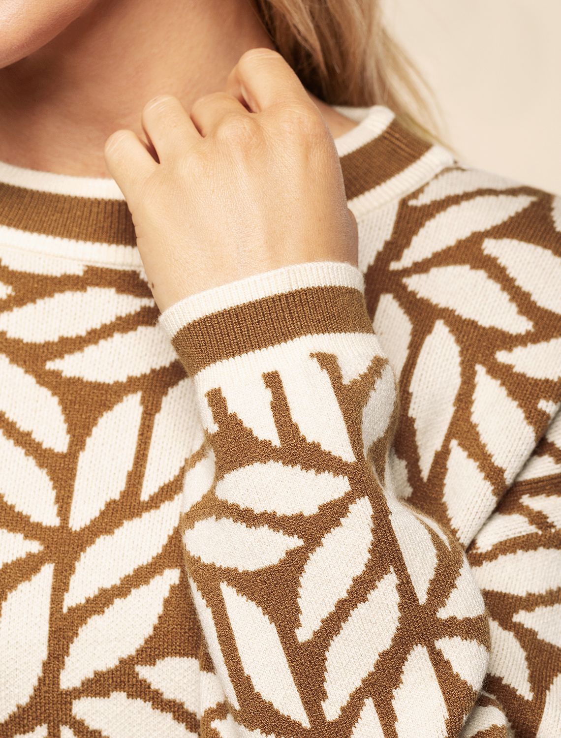 Ст.цена 3390р Платье жаккардовой вязки с кашемиром D32.056 карамельный-бежевый