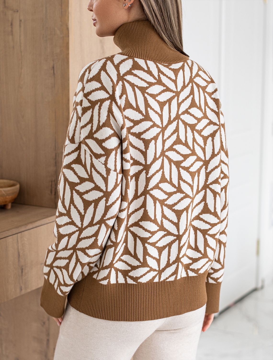 Ст.цена 2690р Джемпер с воротом на молнии жаккардовой вязки с кашемиром D34.133 карамельный-бежевый