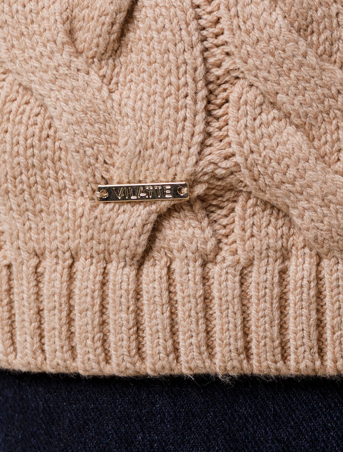 Ст.цена 2790р Удлиненный свитер фактурной вязки с узором косы D34.188 светло-бежевый меланж