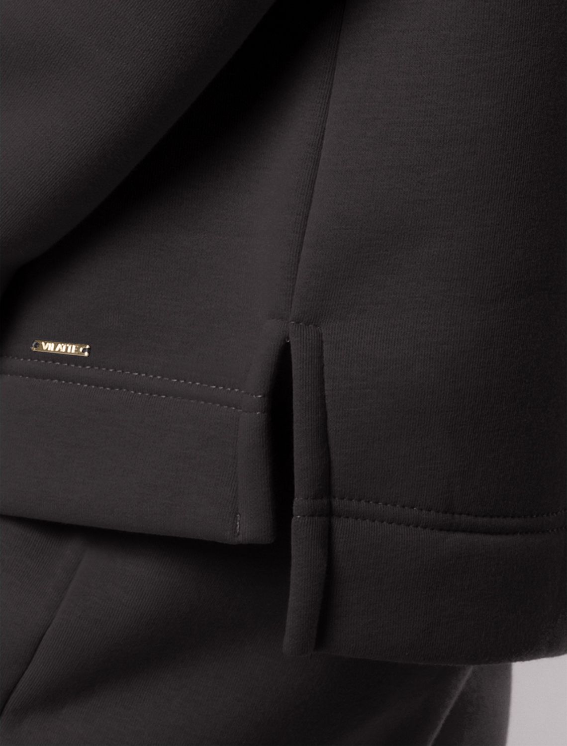 Ст.цена 2390р Джемпер из премиального футера трехнитки с начесом D49.060 черный