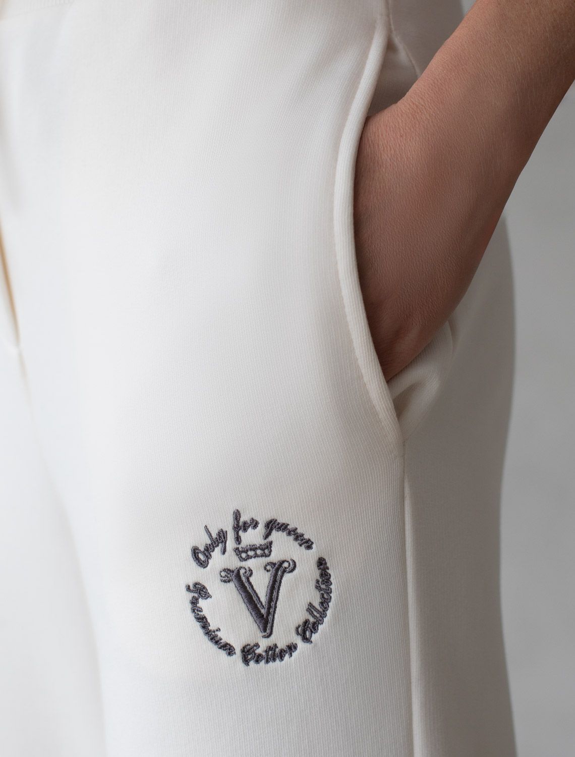 Ст.цена 2590р Прямые брюки из петельчатого футера-трехнитки D44.089 молочный