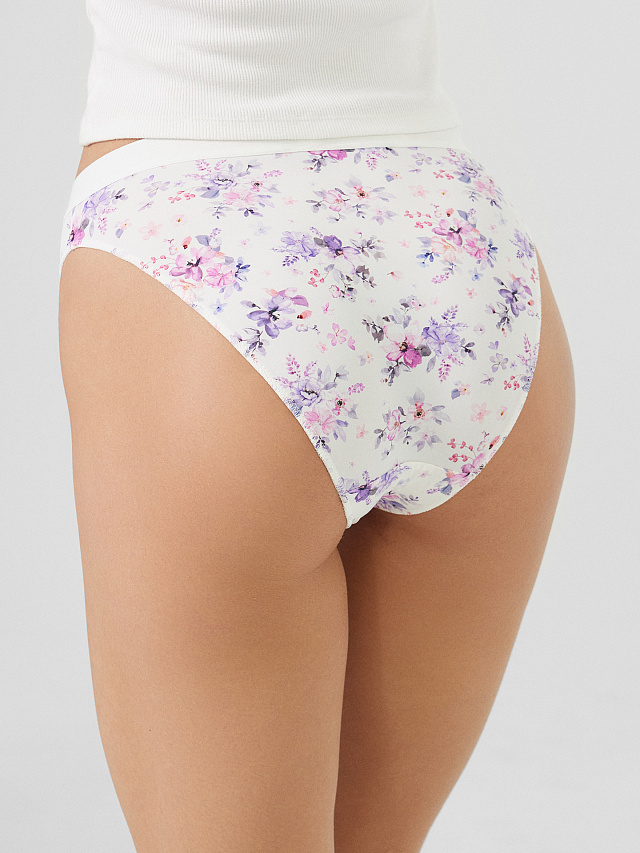 Трусы женские классические в молочно-бежевом цвете с цветами