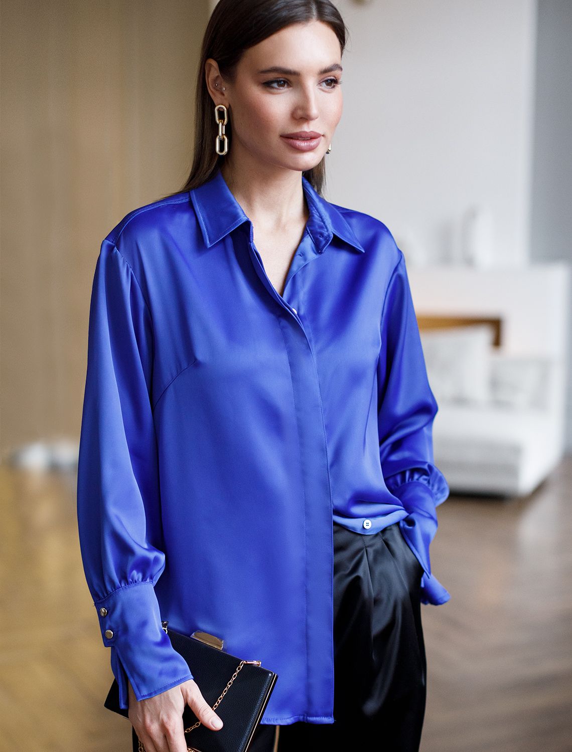 Блузка из плотного полуматового сатина с удлиненным манжетом