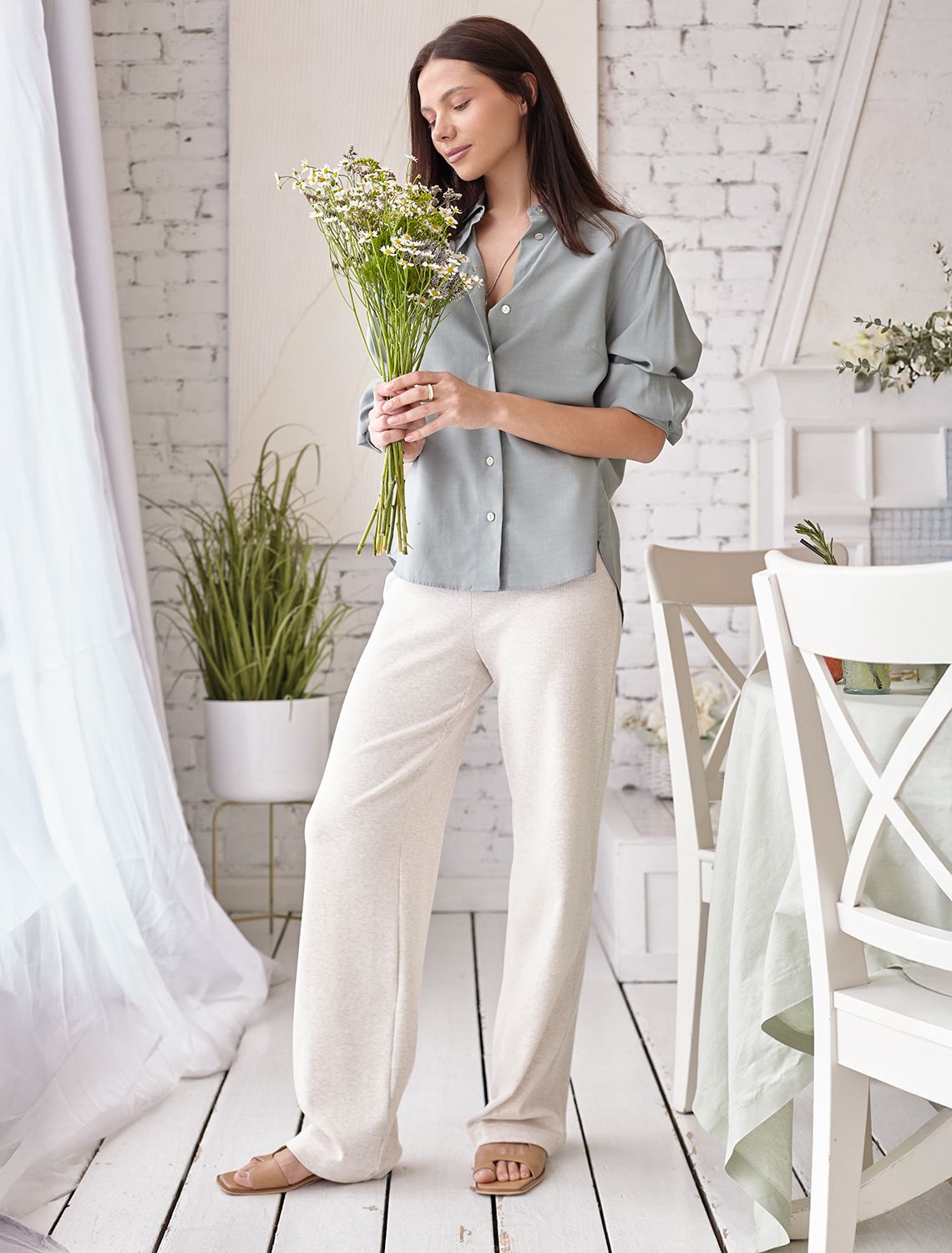 Прямые брюки из фактурного трикотажа в рубчик