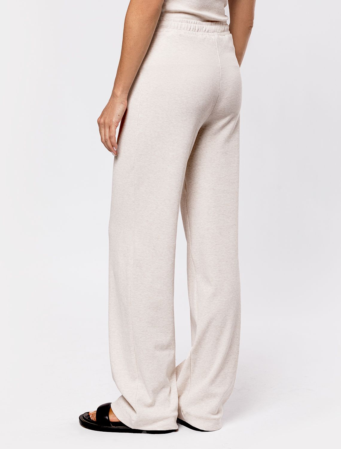 Прямые брюки из фактурного трикотажа в рубчик