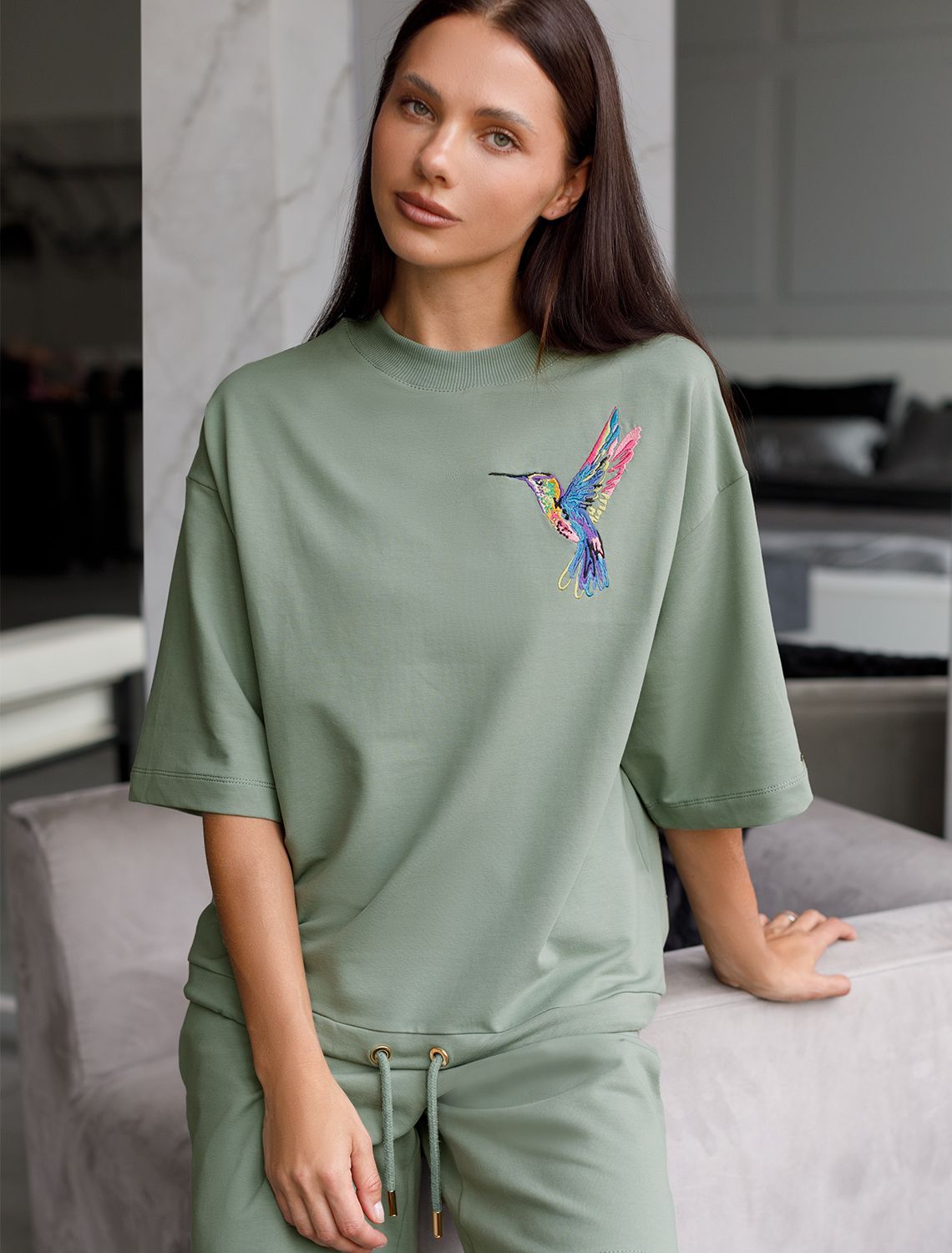 Футболка из тонкого эластичного футера со шнуром внизу