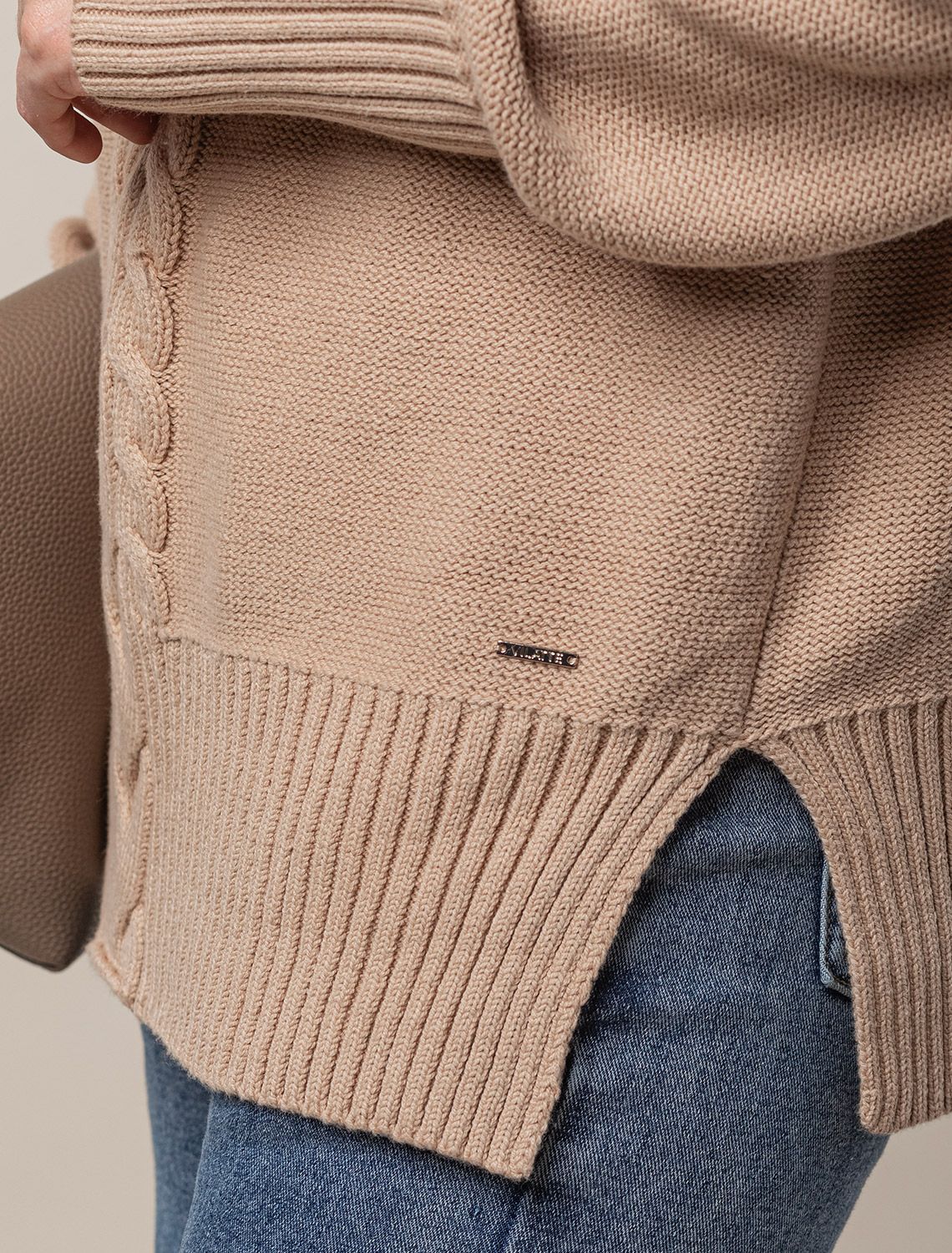 Ст.цена 2690р Свитер фактурной вязки с узором косы D34.192 светло-бежевый меланж