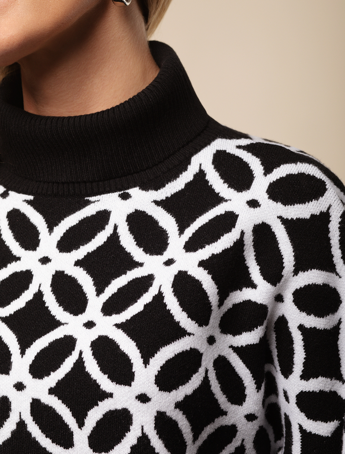 Ст.цена 2690р Свитер с боковыми разрезами жаккардовой вязки с кашемиром D34.147 черный-белый