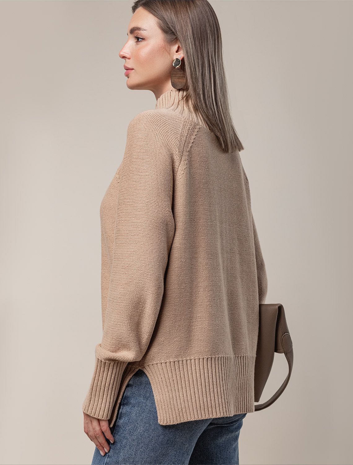 Ст.цена 2690р Свитер фактурной вязки с узором косы D34.192 светло-бежевый меланж