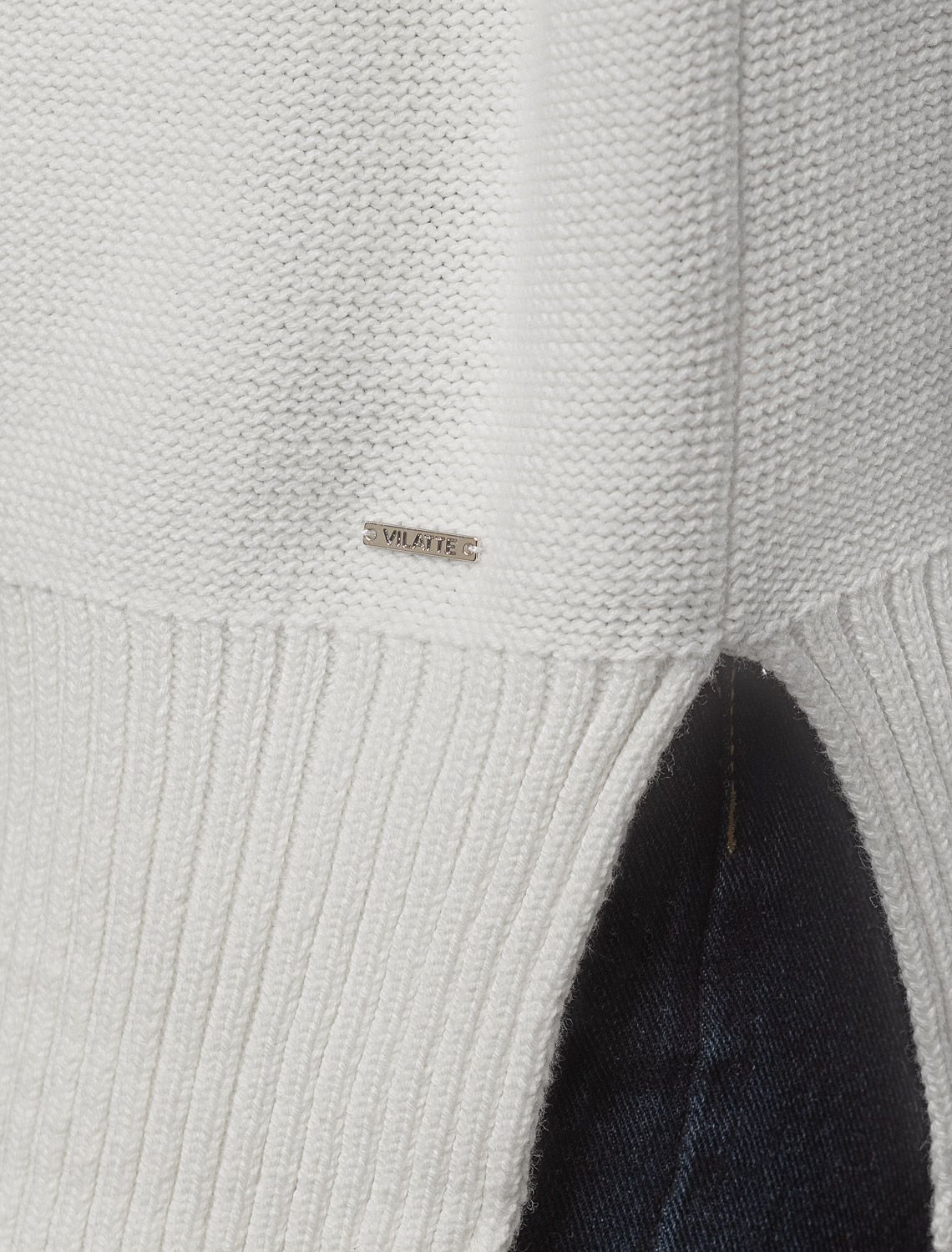 Ст.цена 2690р Свитер фактурной вязки с узором косы D34.192 натуральный белый