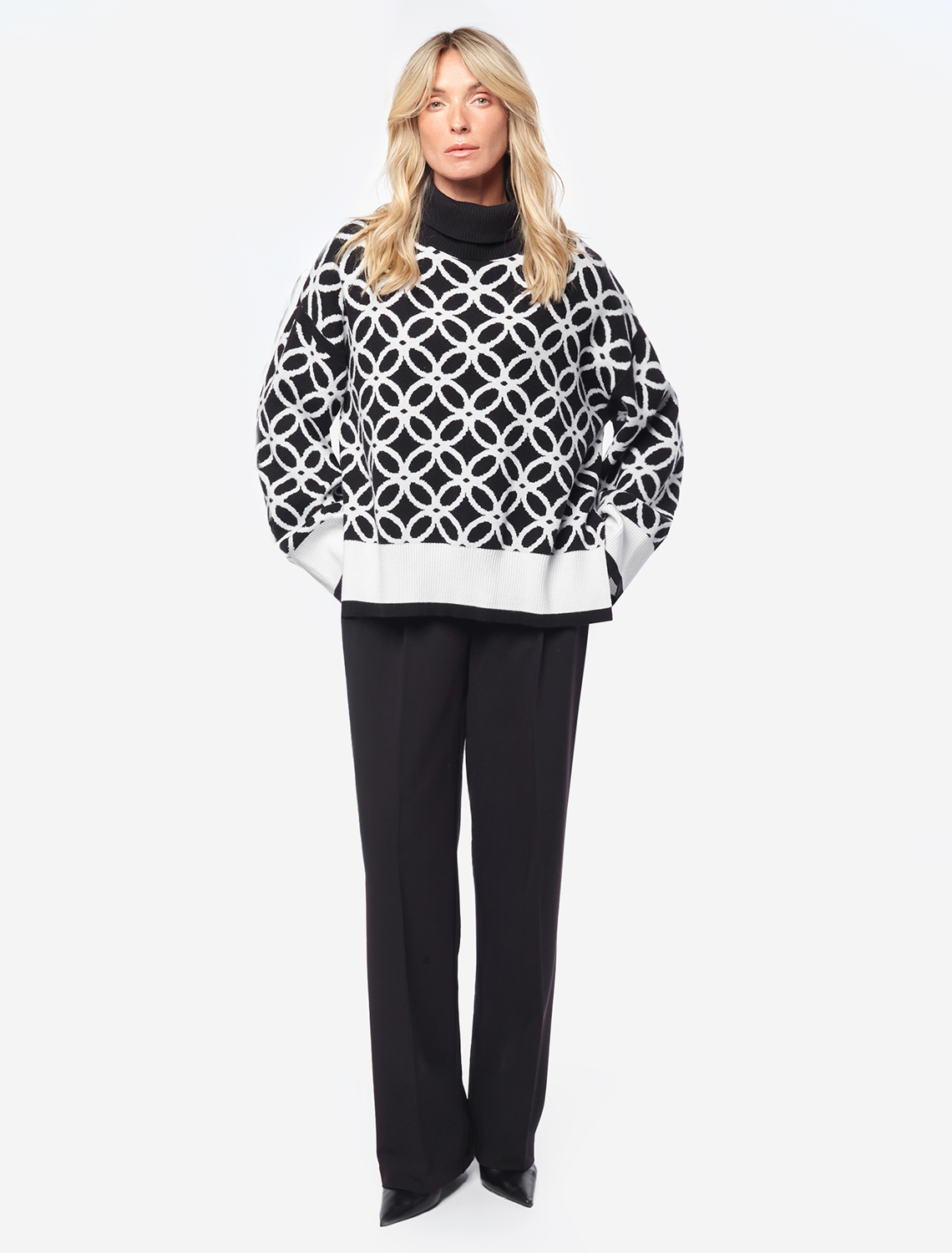 Ст.цена 2690р Свитер с боковыми разрезами жаккардовой вязки с кашемиром D34.147 черный-белый