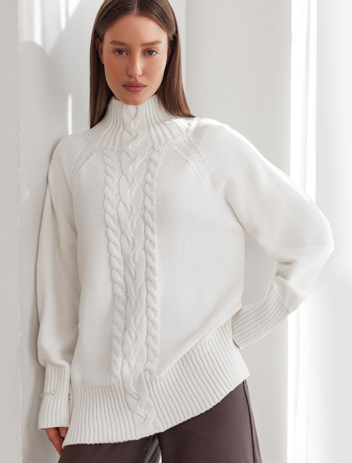 Ст.цена 2690р Свитер фактурной вязки с узором косы D34.192 натуральный белый