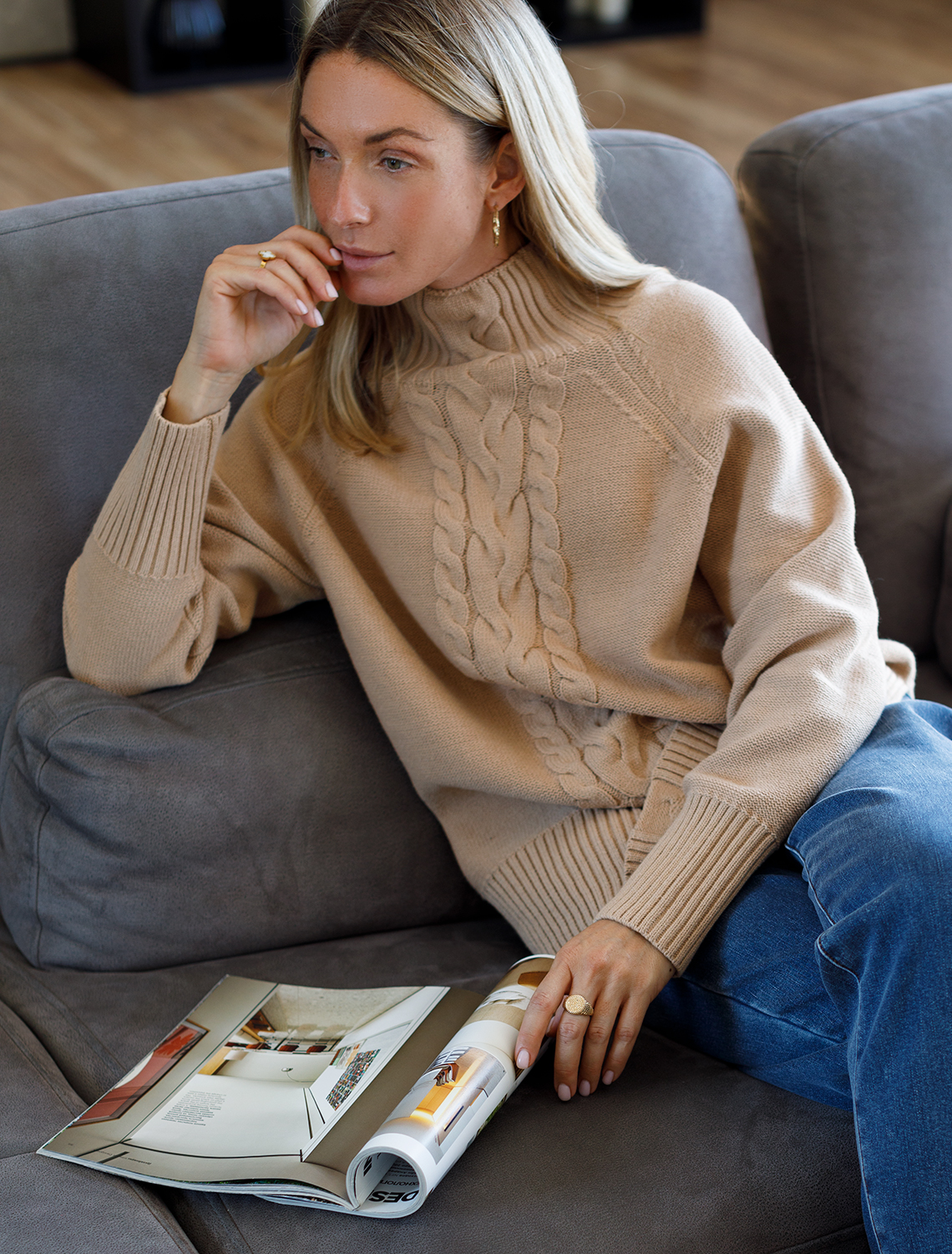 Ст.цена 2690р Свитер фактурной вязки с узором косы D34.192 светло-бежевый меланж