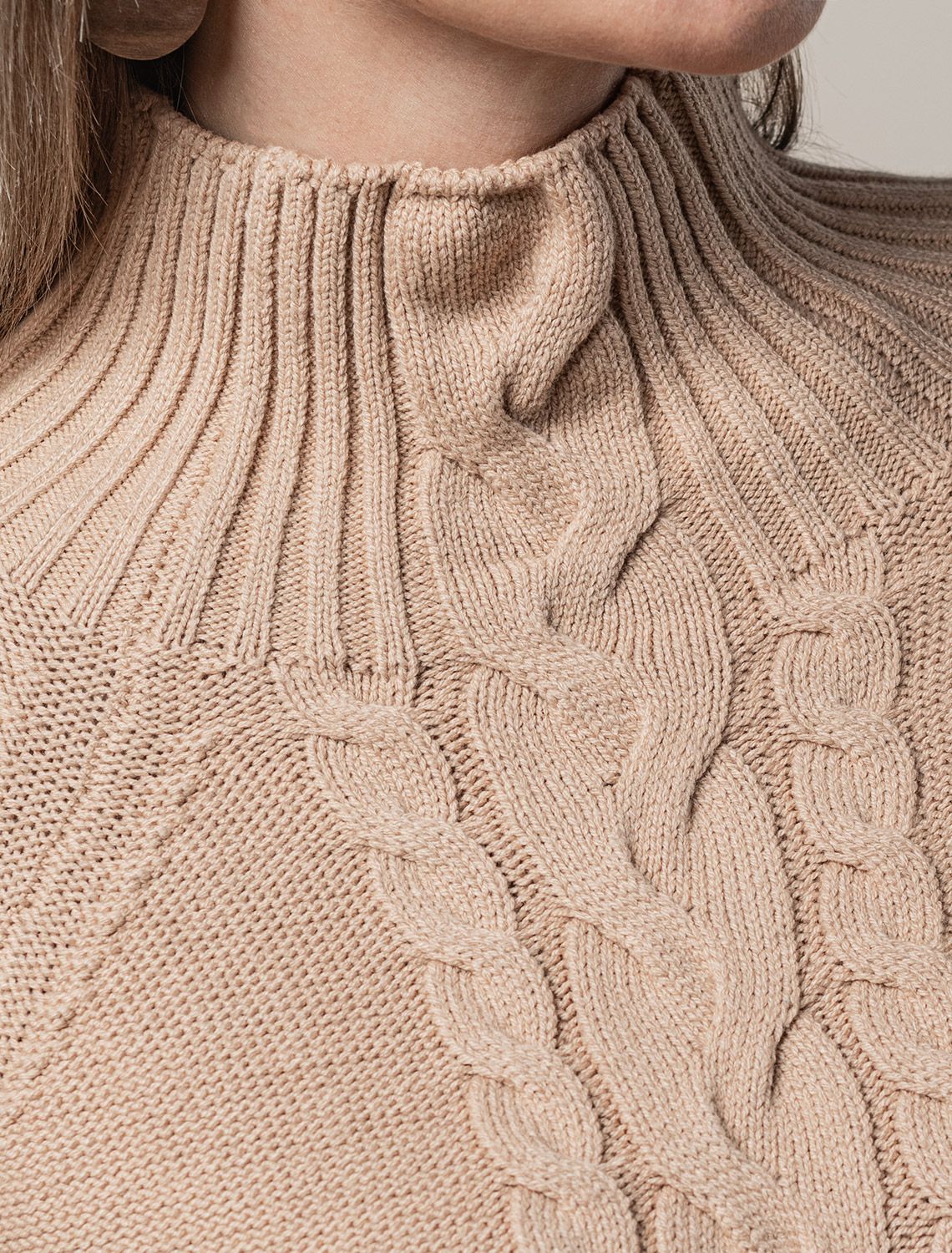 Ст.цена 2690р Свитер фактурной вязки с узором косы D34.192 светло-бежевый меланж