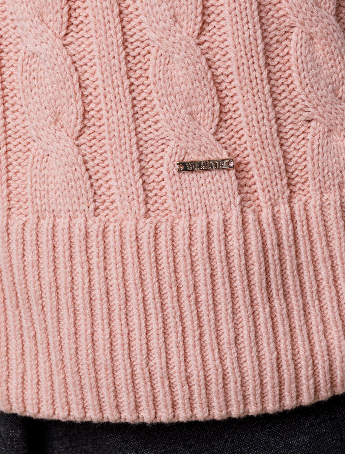 Ст.цена 2590р Свитер фактурной вязки с узором косы D39.330 пудровый