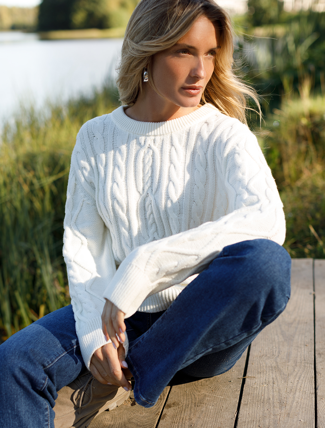 Ст.цена 2590р Свитер фактурной вязки с узором косы D39.330 натуральный белый