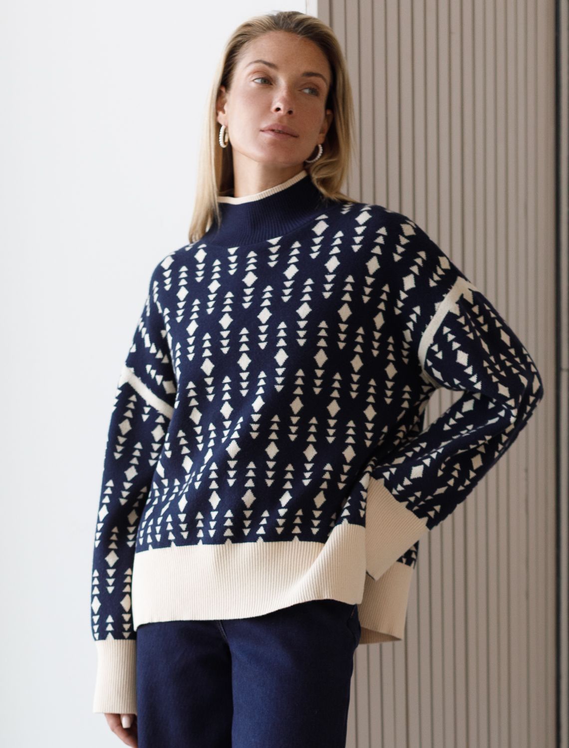 Ст.цена 2690р Свитер с боковыми разрезами жаккардовой вязки с кашемиром D34.207 синий-бежевый